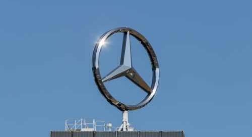 A Mercedes fontolgatja a belépést a védelmi piacra