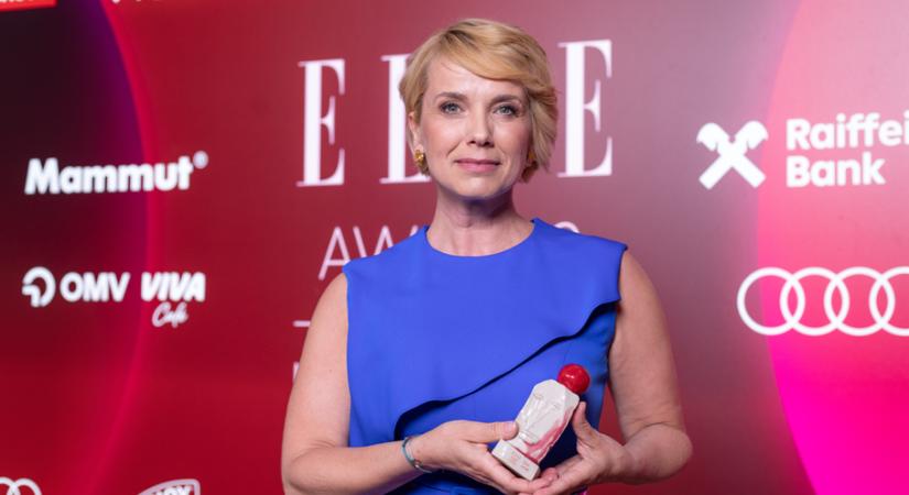 D. Tóth Kriszta kék ruhában jelent meg a 2026-os ELLE Awards díjátadón