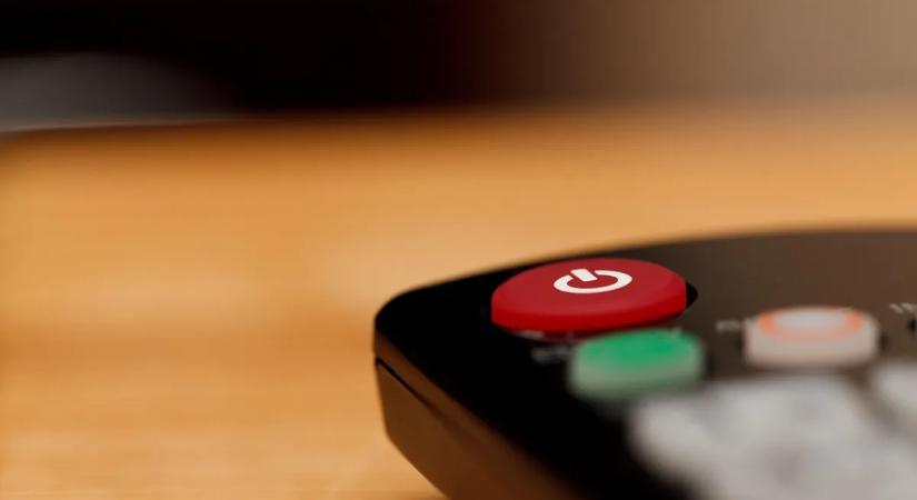 Spórolunk, ha éjszakára kikapcsoljuk a tévét? Vagy inkább hagyjuk készenléti módban?