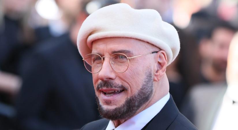 Stílusatombombát dobott le John Travolta Cannes-ban: 72 évesen döntött a változás mellett