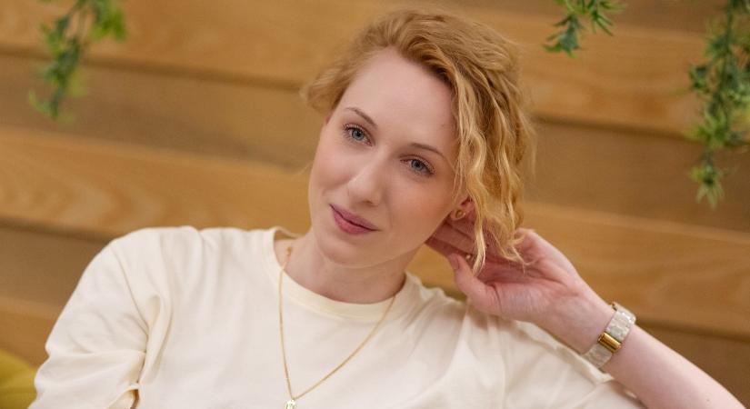 Minden szem Rujder Vivienre szegeződött az ELLE Awards vörös szőnyegén: különleges ruhájában ragyogott a színésznő