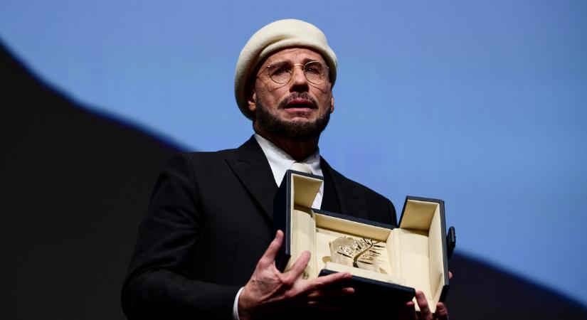 Olyan történt Cannes-ban John Travoltával, hogy elbőgte magát a színpadon