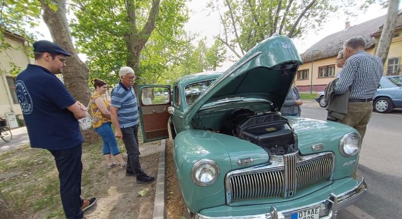 Veteránjárművekkel hívták fel a figyelmet az egymásra figyelésre Makón