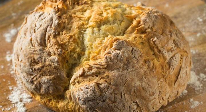 Ír szódabikarbónás kenyér: egyszerű, dagasztás nélküli recept