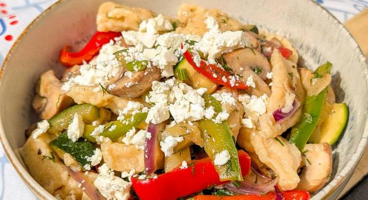 Könnyű tavaszi galuska: sült zöldségekkel és feta sajttal készül
