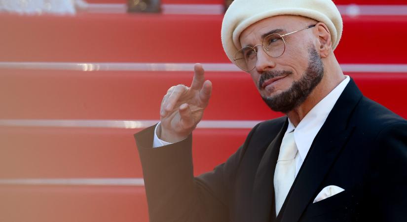 Mi történt John Travoltával? A 72 éves sztár felismerhetetlenül jelent meg Cannes-ban