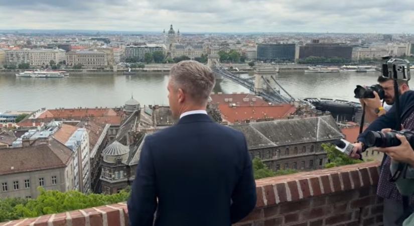 Megnyitották a Karmelita kolostort is, Magyar Péter vezette körbe az újságírókat – videó