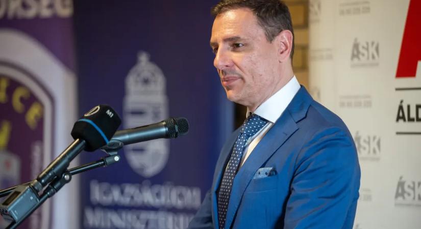 „Az lesz Bence, hogy vége a Fidesznek, jó?” – Dühös Fidesz-szavazó szidta Tuzson Bencét egy lakossági fórumon