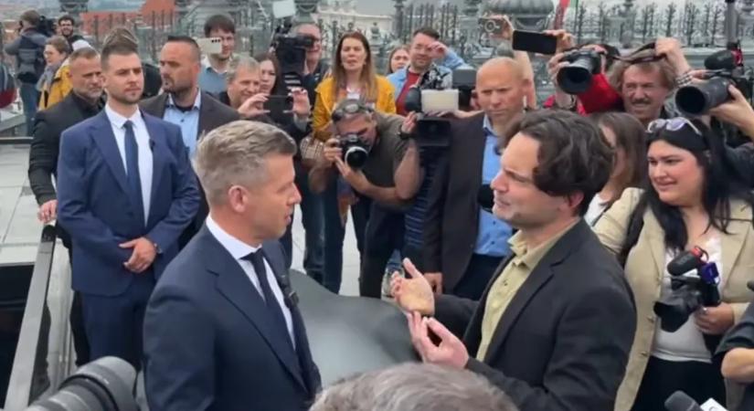 A gatyámnál fogva kilógathatsz, mondta Havasi Bertalan, a tetőteraszon várta Magyar Pétert a minisztériumi bejáráson