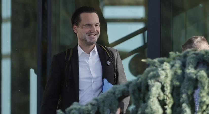Meghökkentő jelenet a tetőteraszon: Havasi Bertalan arra kérte Magyar Pétert, hogy lógassa le őt a gatyájánál fogva