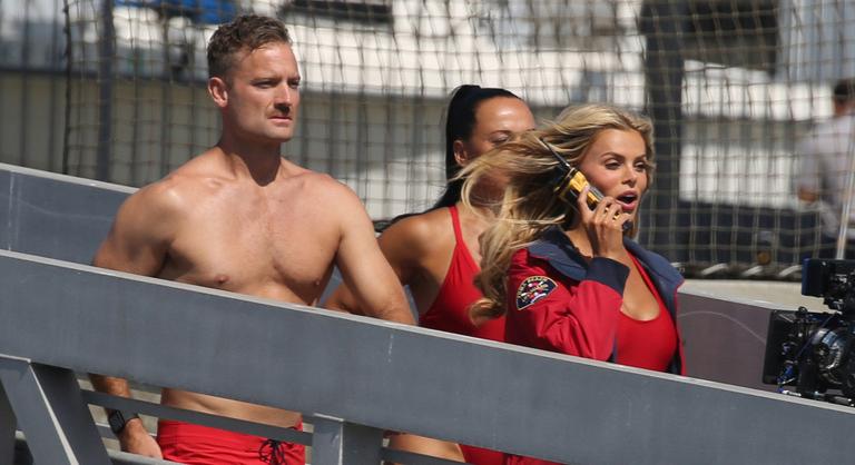 Itt vannak az első képek a Baywatch forgatásáról, előkerült az ikonikus piros fürdőruha