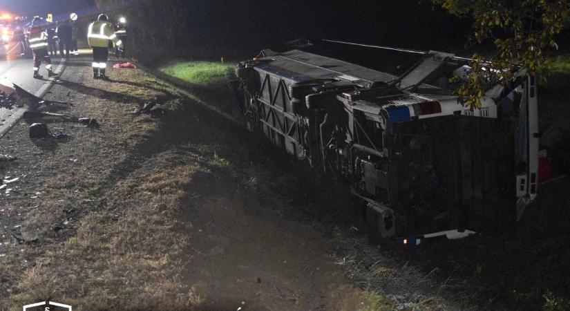 Felborult egy busz, többen súlyosan megsérültek — vádat emeltek a szabálytalanul előző sofőr ellen