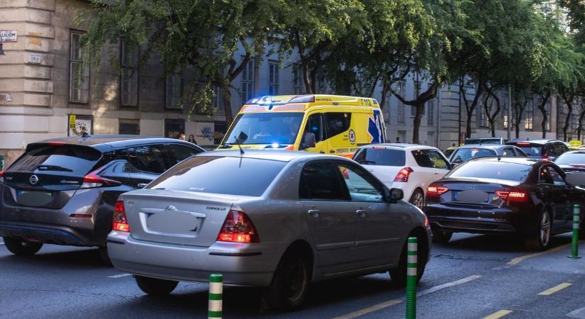 Tízből nyolcan elbuknának a vizsgán – te elsőbbséget adnál a mentőnek ebben a kereszteződésben?