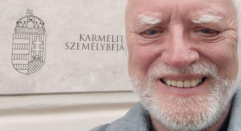 A világhírű mémember, Hide the pain Harold is megtekintette a szabad Karmelitát