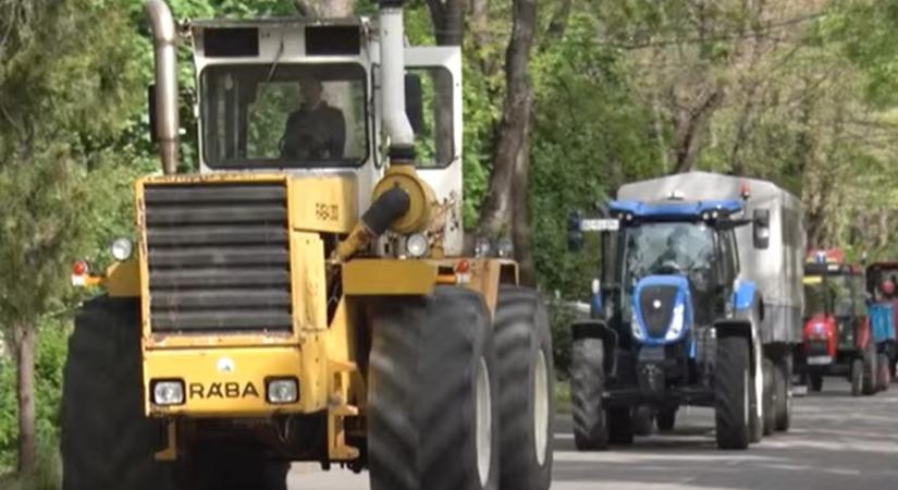 Traktorok dübörögtek végig egy alföldi városka utcáin