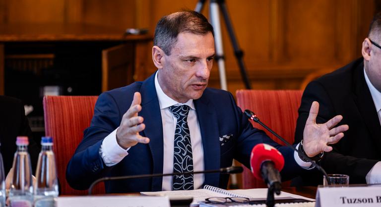 „Az lesz Bence, hogy vége a Fidesznek” – kitört a balhé Tuzson Bence lakossági fórumán