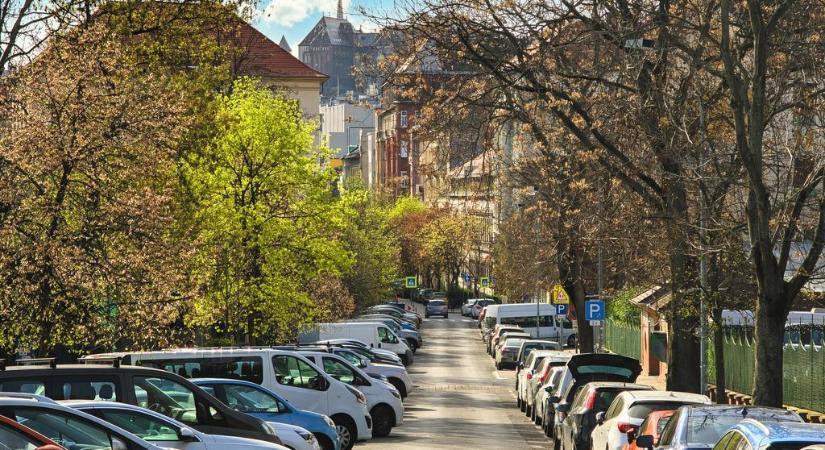 Többé nem lehet apróval fizetni a parkolásért Budapesten: heves tiltakozás fogadta az új rendszert