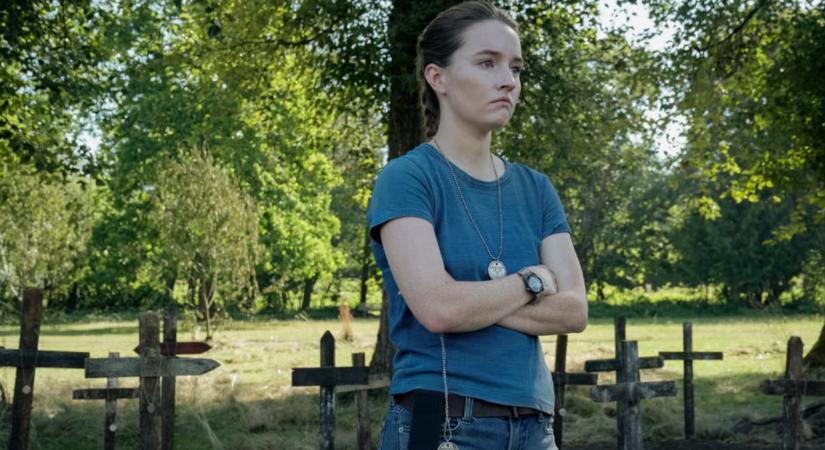 Abby gépfegyverrel rohangál a The Last of Us harmadik évadának új forgatási videójában