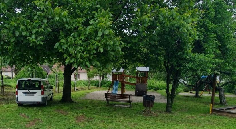 Ismeretlen fehér autó a játszótérnél: a polgármester segítséget kért!