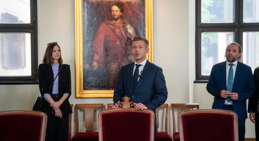A fideszes politikusok arra biztatják a szavazóikat, hogy nézzék meg ők is a Karmelitát, ahol semmi luxus nincs