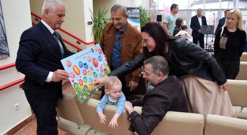 Megható pillanatok a zalai városban – leleplezték az újszülöttek emléktábláját (galéria, videó)