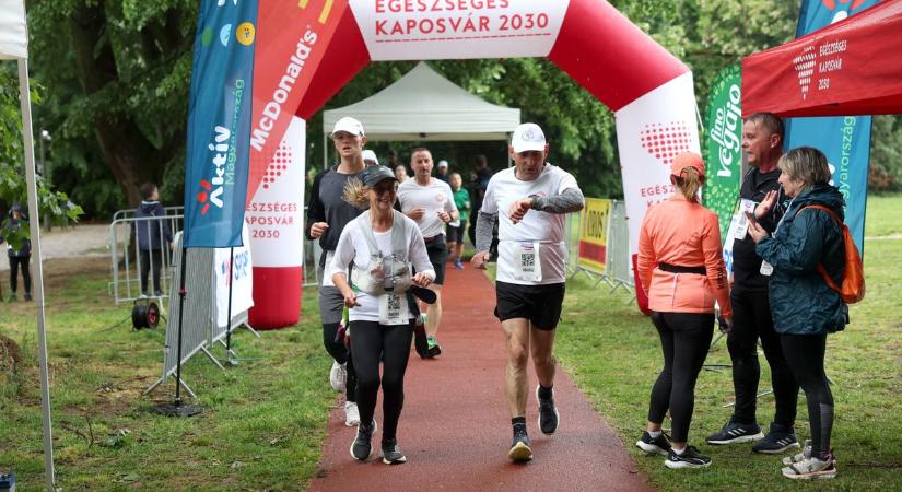 Futókörök napja: az özönvízszerű eső sem állította meg a futókat Kaposváron