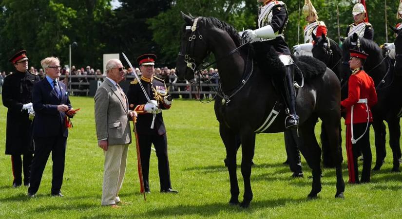 Tragédia a lovasbemutatón: leesett a lováról és meghalt egy katona Károly király jelenlétében – megszólalt a Buckingham-palota