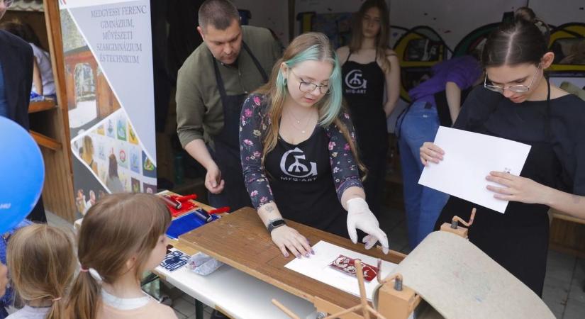 Lézerfegyverrel vadásztunk és szellemeket eregettünk Debrecen belvárosában
