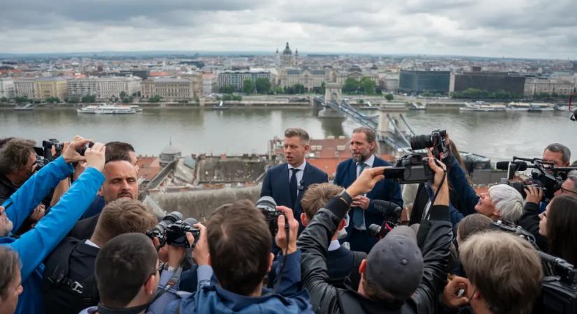 Magyar Péter bizarrnak tartja, hogy az újságírókat poloskázó Orbán aggódik a sajtó szabadságáért