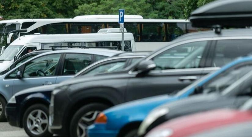Parkolóháború a Tüzér utcában: kevés a hely, mégis kettőt foglalnak el