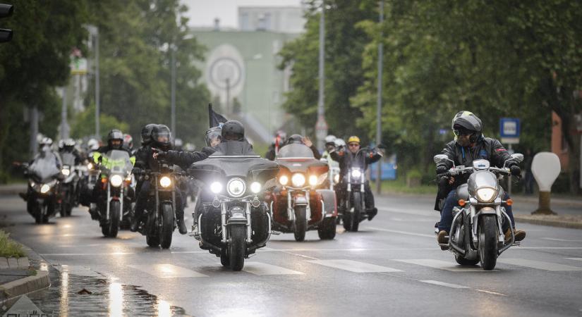 Eső ide vagy oda: több száz motoros dübörgött végig a városon