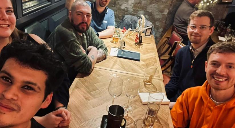 Egy üres szék a magány ellen