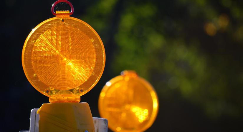 Máris kitették a sebességkorlátozó és behajtani tilos táblákat, megkezdik a kezelést Sopronban
