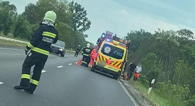 Baleset történt a 38-as főúton: árokba sodródott egy autó, félpályás az útzár!
