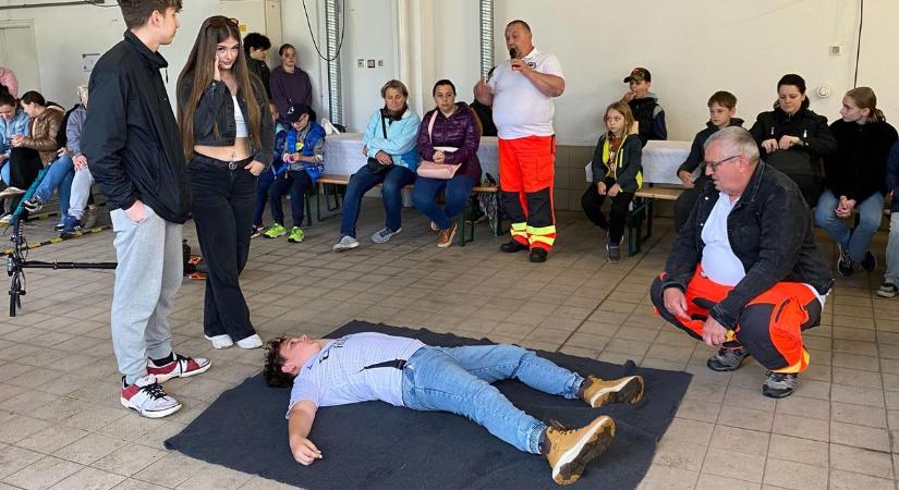 Döbbenetes mentési bemutató Baján: így küzdenek a mentők egy rolleres életéért  fotók, videó