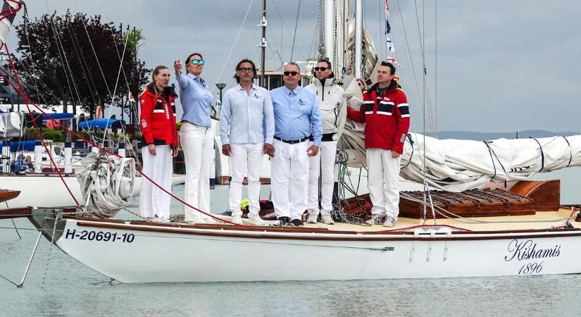Esőben is elindult a balatoni vitorlásszezon Balatonfüreden (galéria)