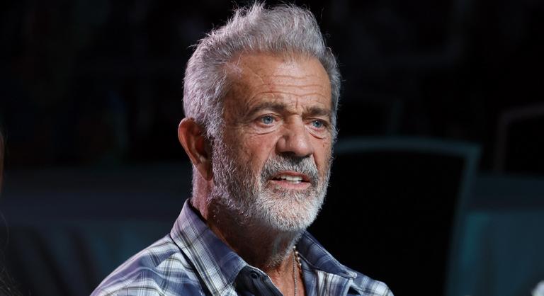 Alig egy hónappal azután, hogy elvesztette a barátnőjét, egy titokzatos nőt csókolt Mel Gibson