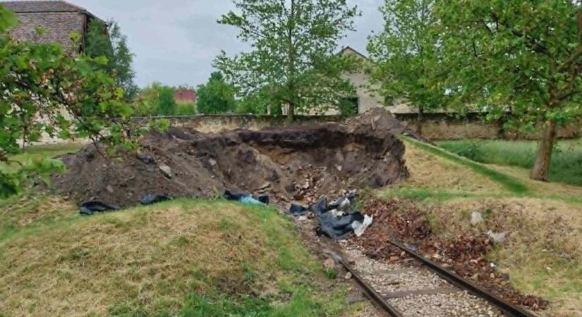Eltűnt Csákberény éke, a földből kitörő színes metrókocsi (galériával, friss képekkel)