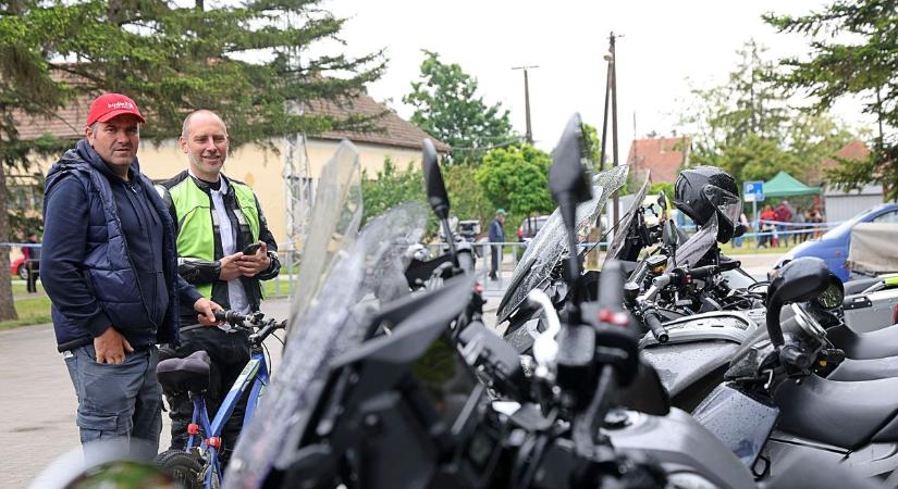 Gumifüst, tombola és jótékonyság: ellepték Tiszaszigetet a motoros családi napon
