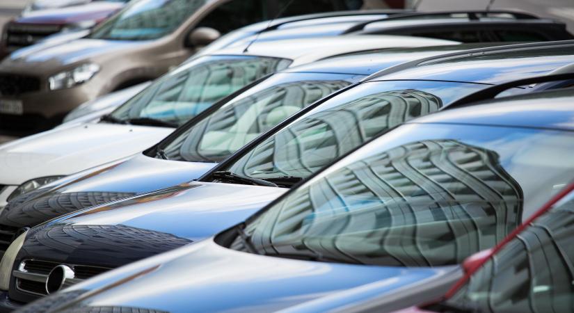Jó nagy kiszúrás a dupla parkolási díj az elektromos autósoknak, de még az iparágnak is