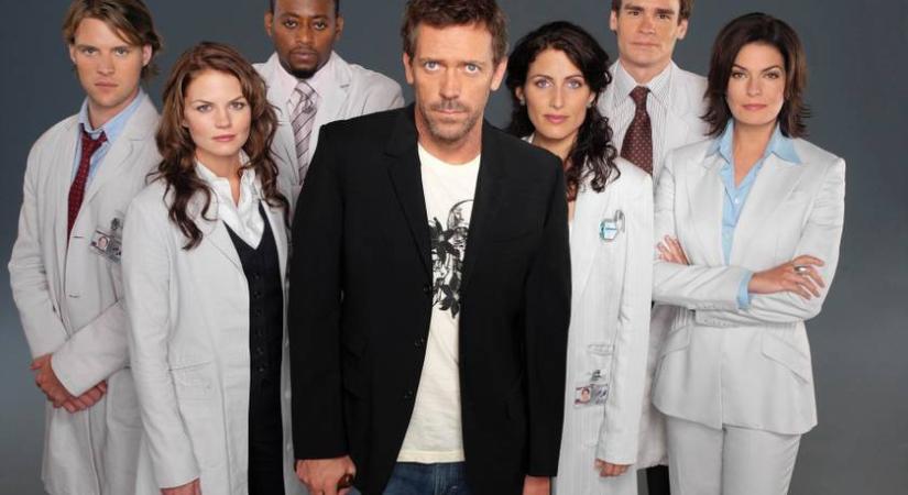 A Doktor House főszereplője mellett ma elmennél az utcán: így néz ki most a 66 éves Hugh Laurie