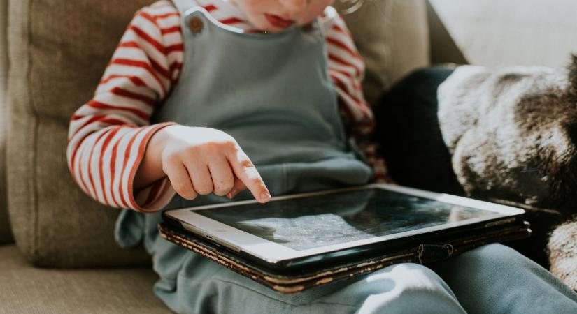 Digitális zajban felnőni? Hogyan hat ez a kisgyermekek fejlődésére?