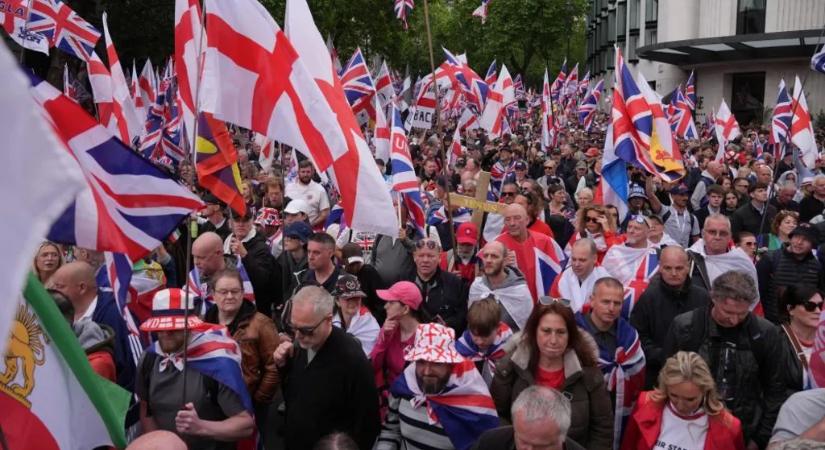 Bevándorlás-ellenes és palesztinpárti tömegtüntetések kezdődtek Londonban, példátlan rendőri készültséggel
