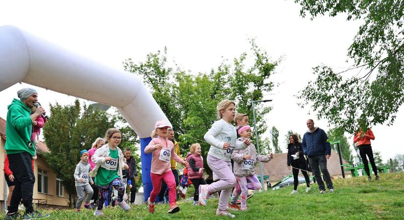 Rengetegen futottak a jó ügyért Dócon, a legkisebbek vitték el a show-t a Nárcisz Félmaratonon