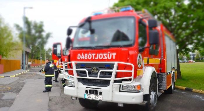 Melléképület gyulladt ki Téten, gázpalackot is találtak a tűzoltók