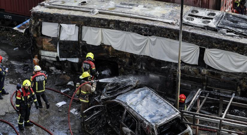 Tehervonat ütközött autóbusszal Bangkok központjában, többen meghaltak