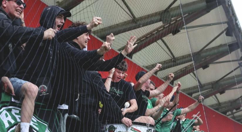 Baleset történt a lelátón: mentők vittek el egy szurkolót a Kisvárda-Győr meccsen!