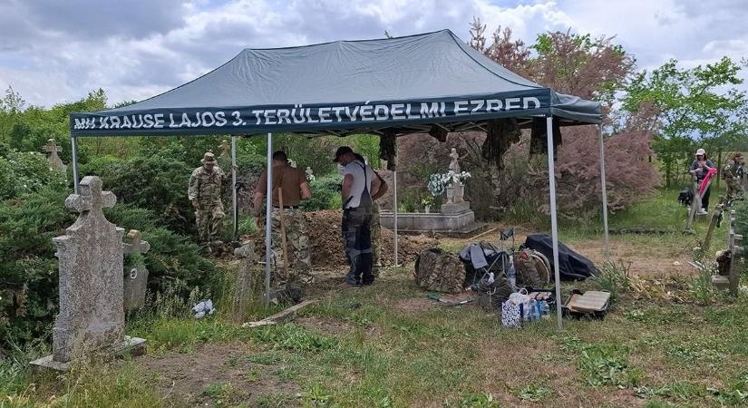 Megrázó titkot rejtett a kőteleki temető mélye, történelmi maradványokat találtak egy kiásott sírban