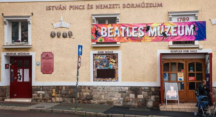 Japánban és Londonban is jártak, pedig el sem hagyták Egert - ünnepelt a Beatles múzeum  Videó és fotók