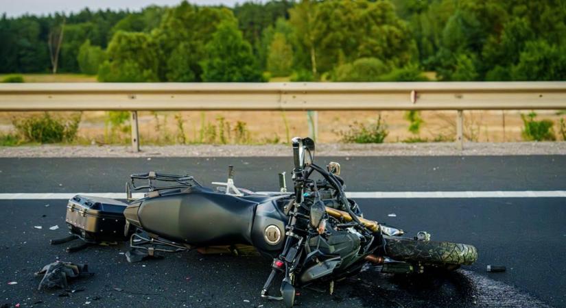Szalagkorlátnak csapódott egy motoros, az utas súlyosan megsérült